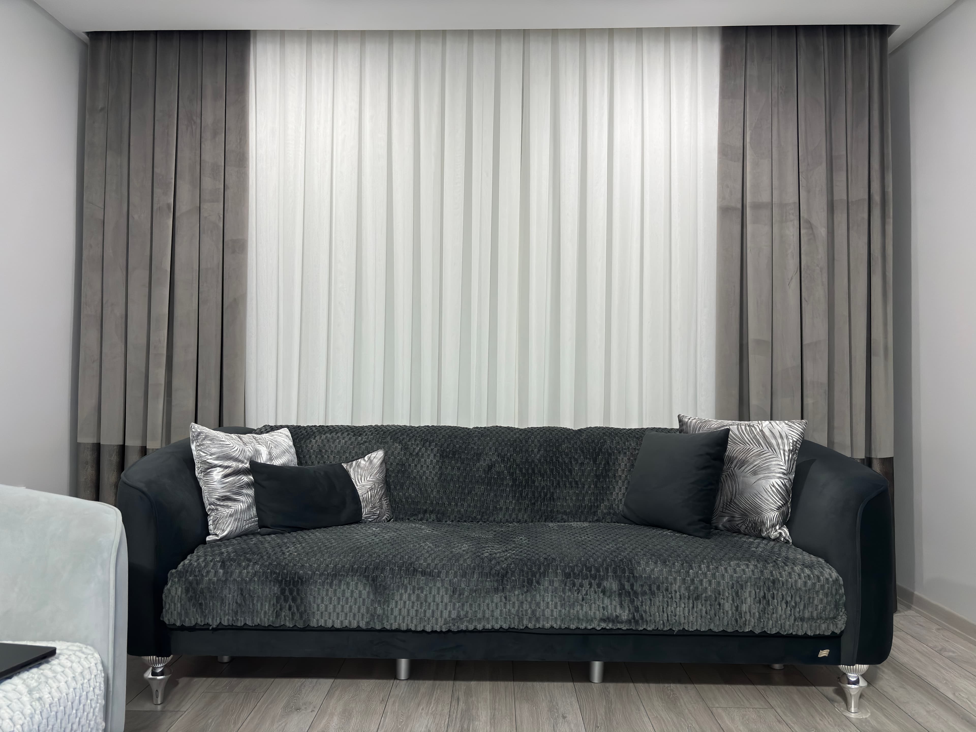Gri fon ve beyaz tül perde ile modern salon dekorasyonu